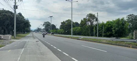 Straße zwischen Armenia und dem Flughafen El Edén