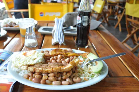 Typisches Mittagessen auf einer Terrasse
