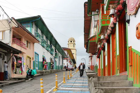 Calle Real in Salento mit ihren bunten Häusern