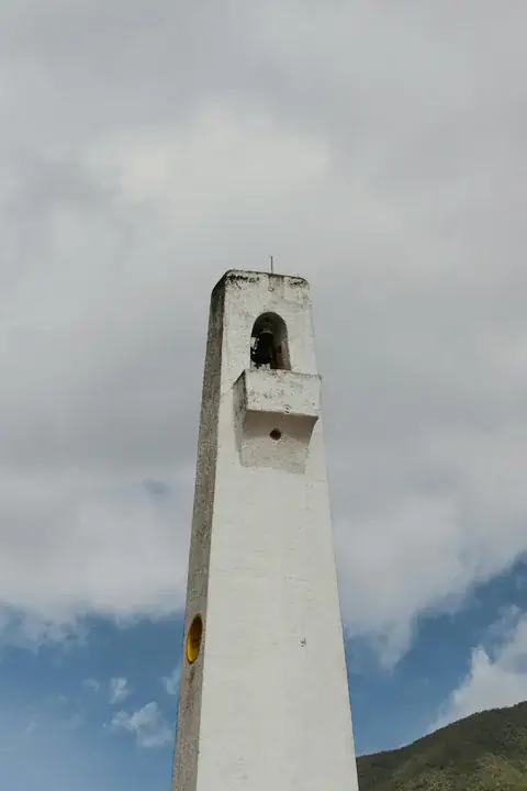 Weißer Glockenturm