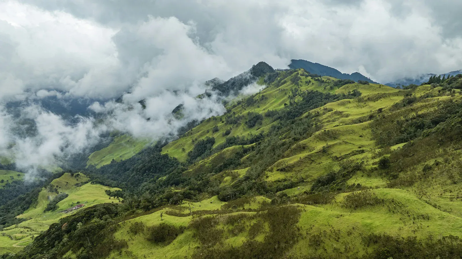 Colinas entre las nubes