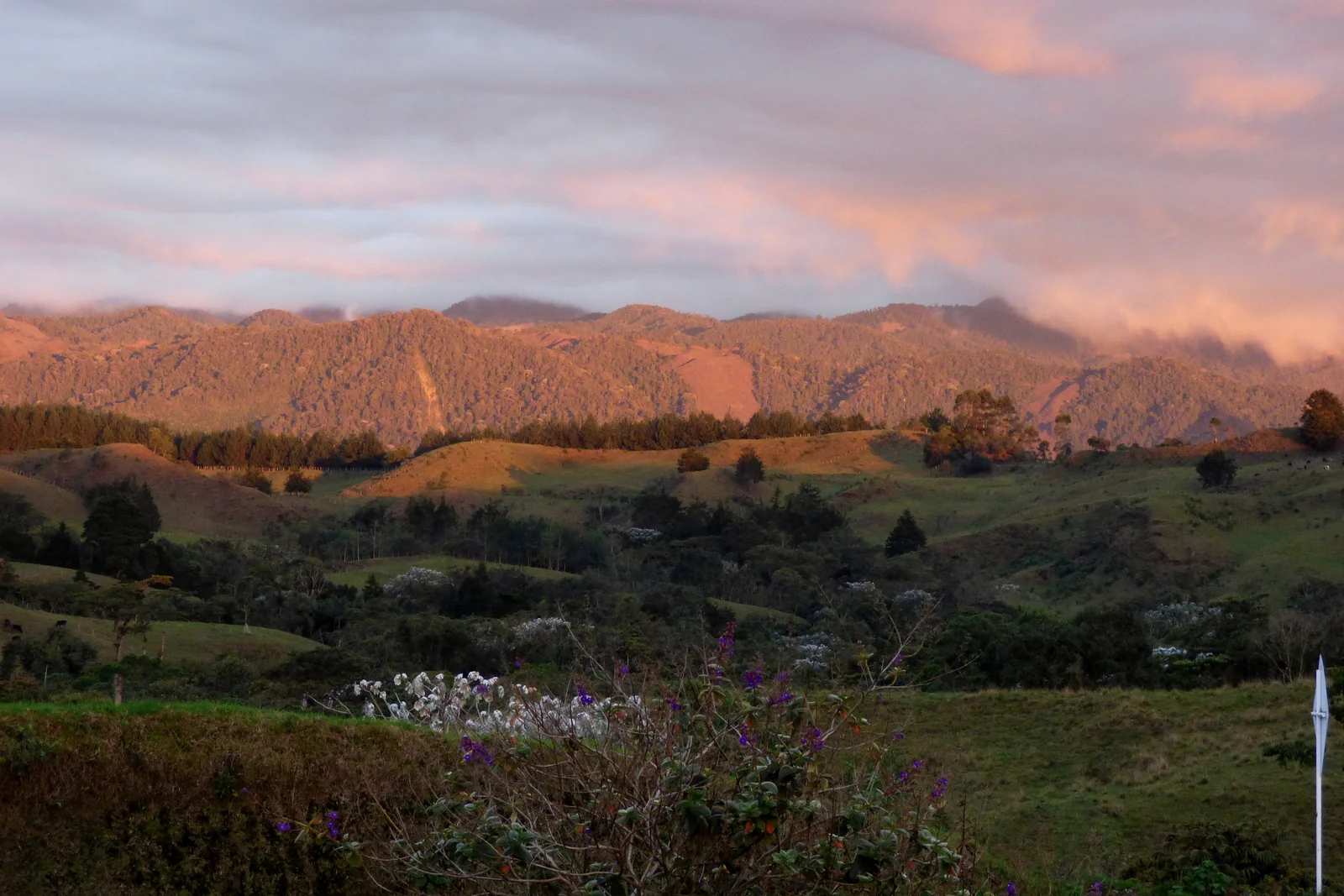 Coucher de soleil sur les montagnes de Filandia