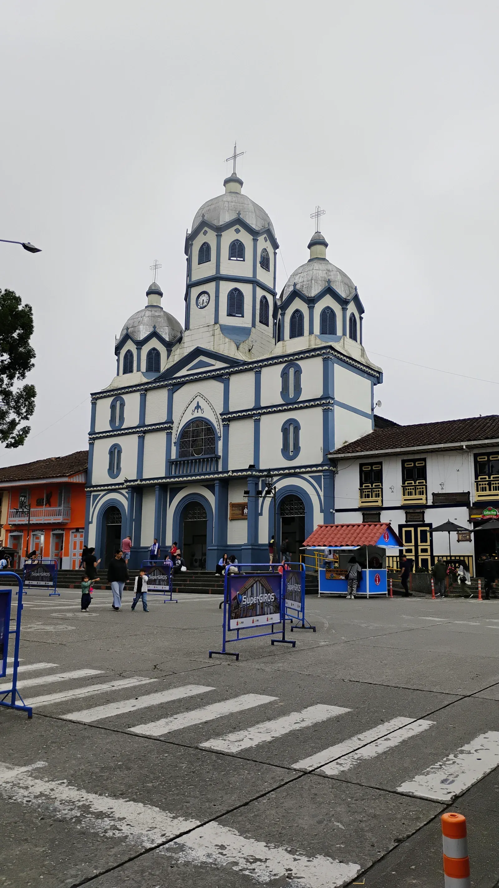 Facciata della chiesa di Filandia sulla piazza principale
