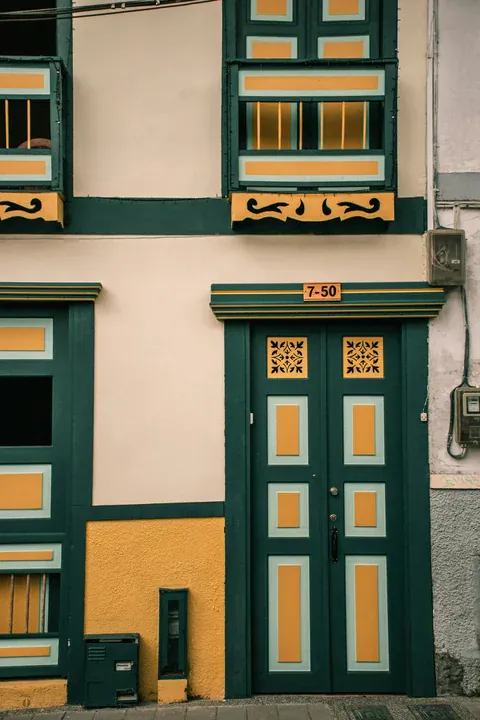 Grün-gelbe Fassade