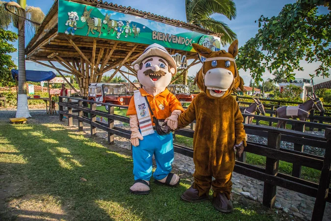 Eingang des Parque Los Arrieros mit seinen Maskottchen