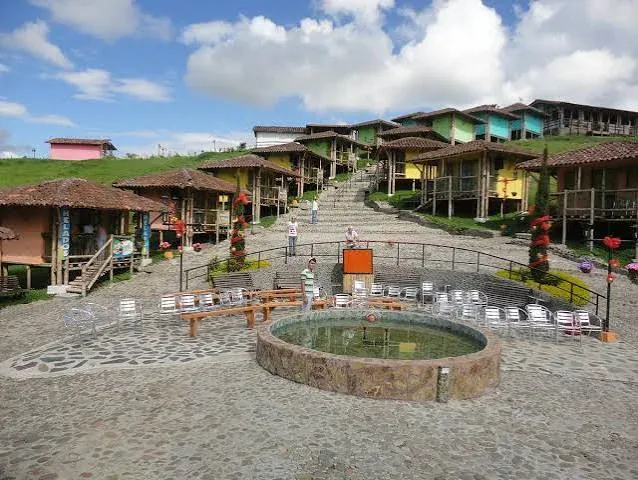 Cobbled square and cabins at Parque Los Arrieros
