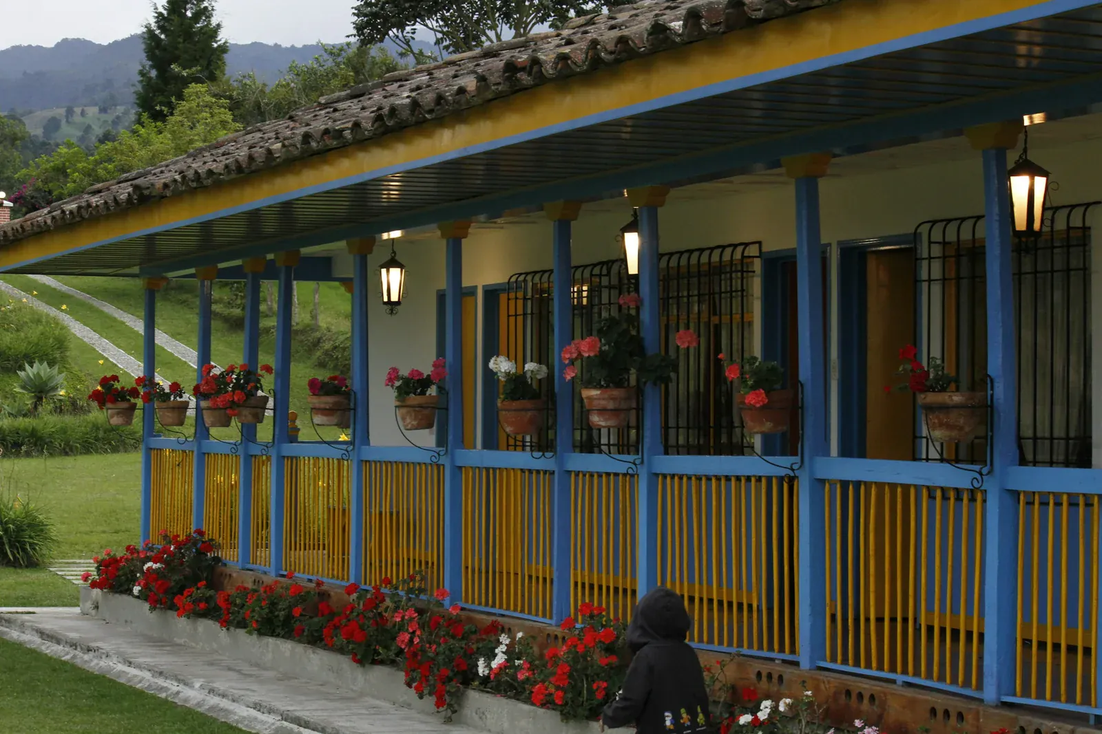 Casa de colores con flores