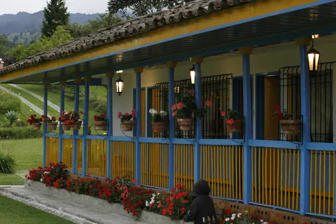 Buntes Haus mit Blumen