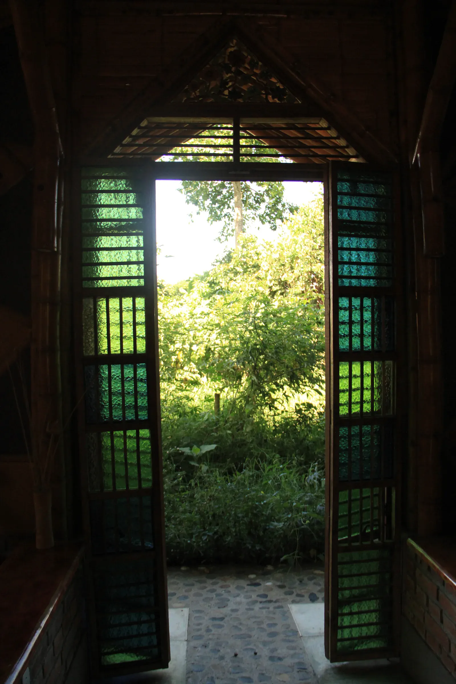 Porte en bambou ouverte sur le jardin, Granja de Mamá Lulú