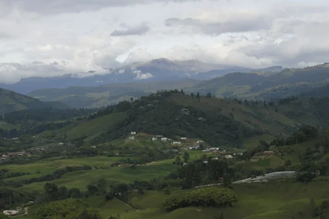 Berge und verstreute Häuser