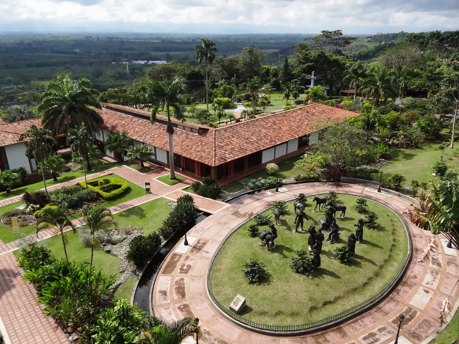 Denkmal und Gärten am Eingang des Parque del Café