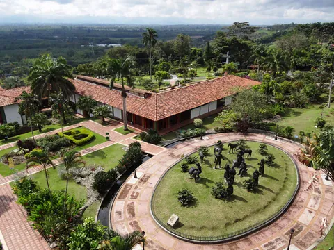 Denkmal und Gärten am Eingang des Parque del Café