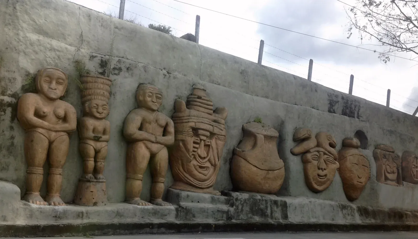 Skulpturenwand in Quimbaya, wo die Tour beginnt