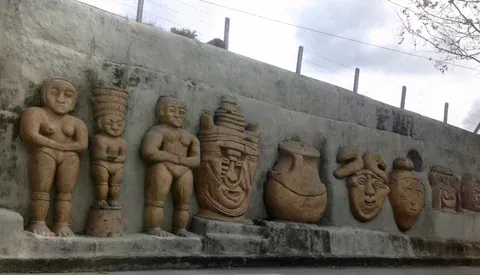 Skulpturenwand in Quimbaya, wo die Tour beginnt