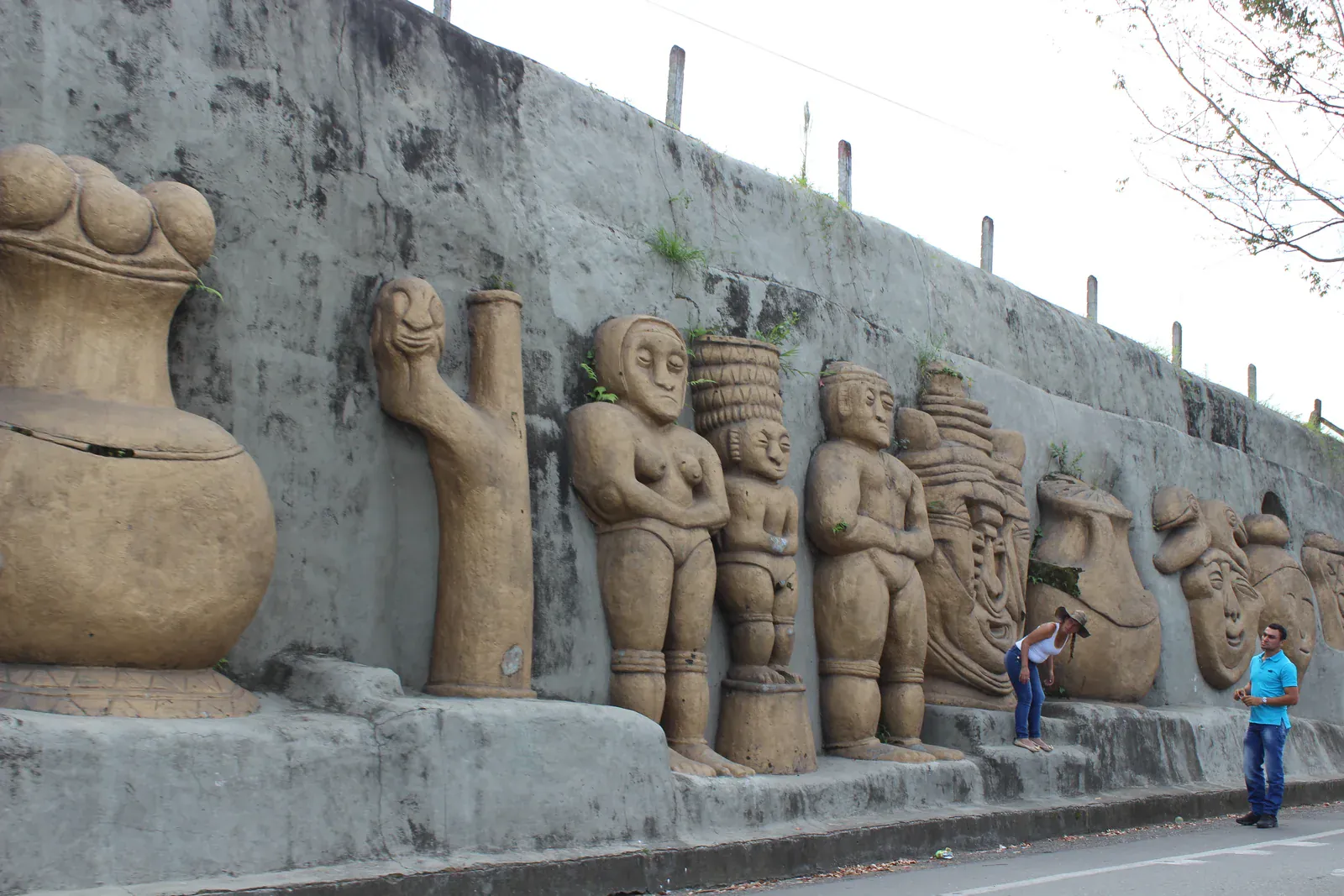 Skulpturenwand mit Quimbaya-Figuren, Quimbaya