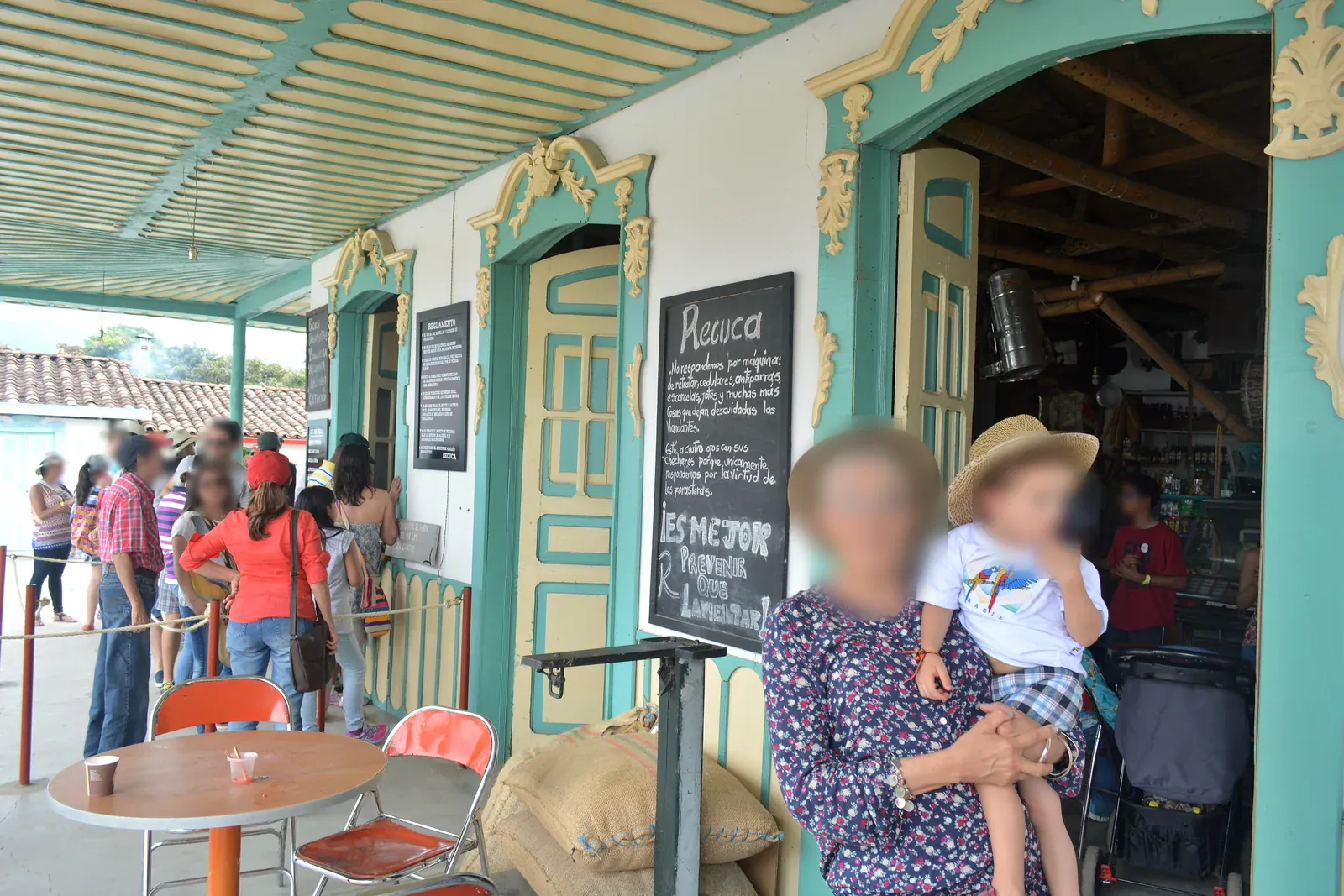 Buntes Kaffeebauernhaus in Recuca