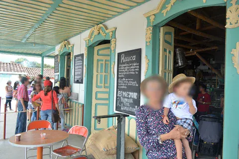 Buntes Kaffeebauernhaus in Recuca