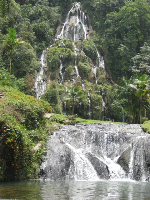 Wasserfall und Becken an den Thermalquellen von Santa Rosa