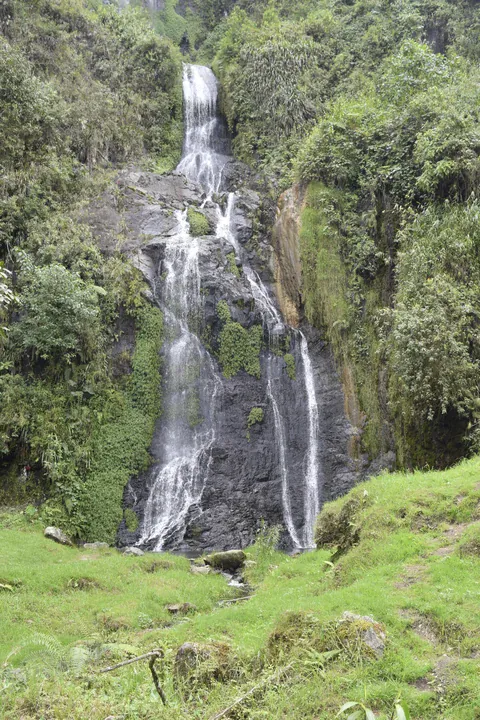 Hoher Wasserfall an den Thermalquellen von Santa Rosa