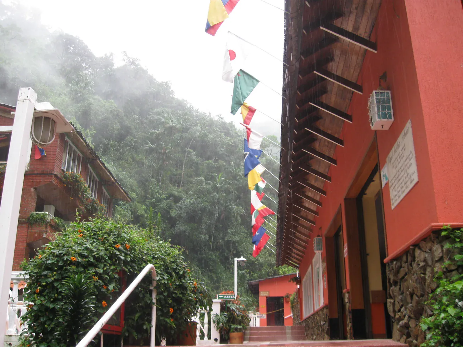 Hotel de los Termales de Santa Rosa entre la niebla