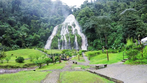 Der große Wasserfall, gesehen aus den Gärten der Thermalquellen von Santa Rosa