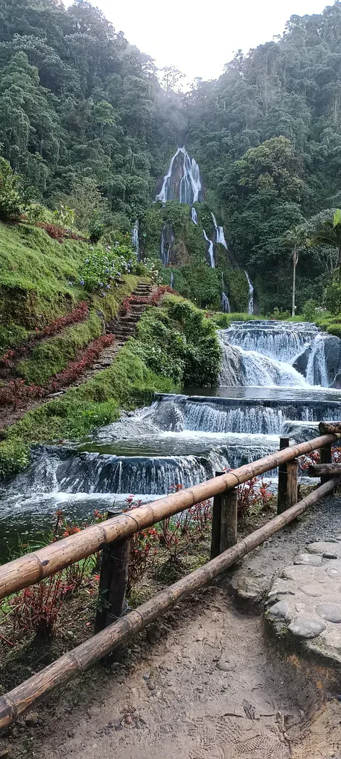 Weg entlang der Wasserfälle an den Thermalquellen von Santa Rosa