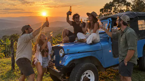 Sundowner rund um einen blauen Willys, mit Blick auf die Berge des Quindío