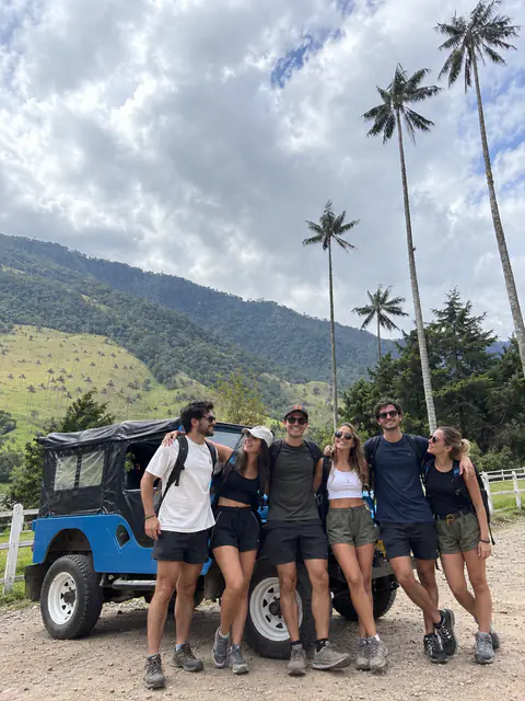 Sechs Freunde vor einem blauen Willys, Wachspalmen im Cocora-Tal