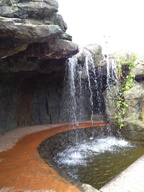 Wasserfall im Biopark Ukumarí