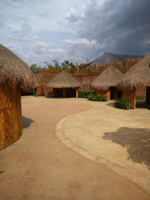 Strohgedeckte Hütten im Biopark Ukumarí