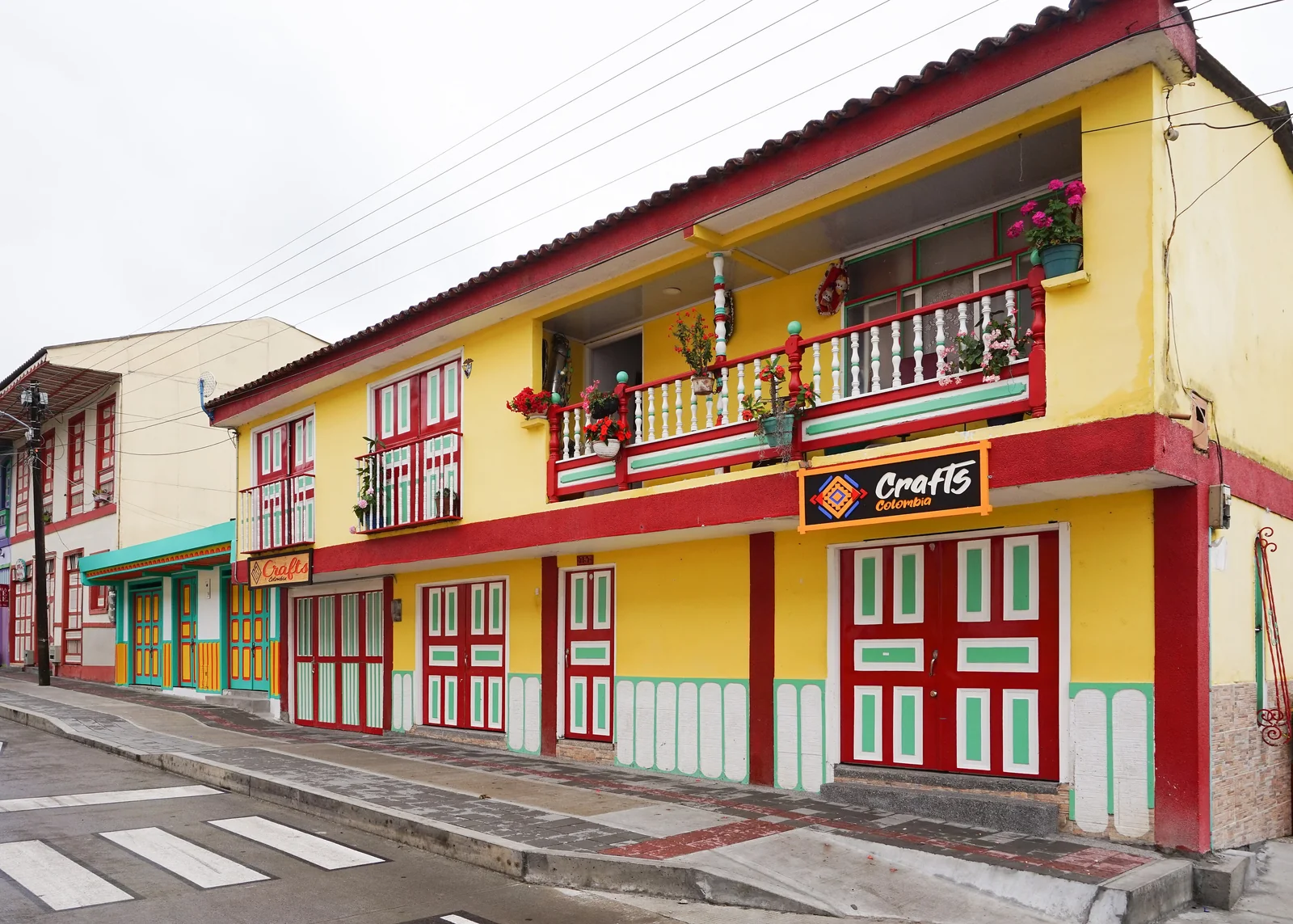 Maison colorée et vannerie à Filandia
