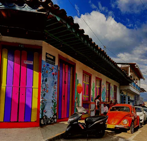 Bunte Fassade und altes Auto