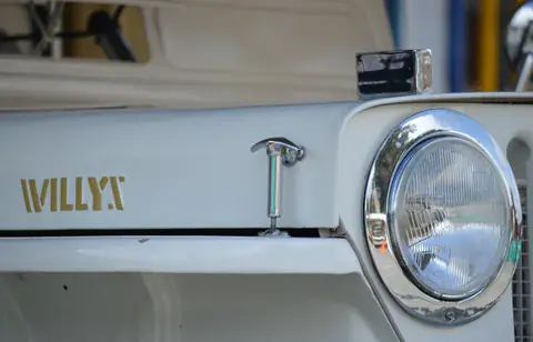 Motorhaube und Scheinwerfer eines Willys in Salento