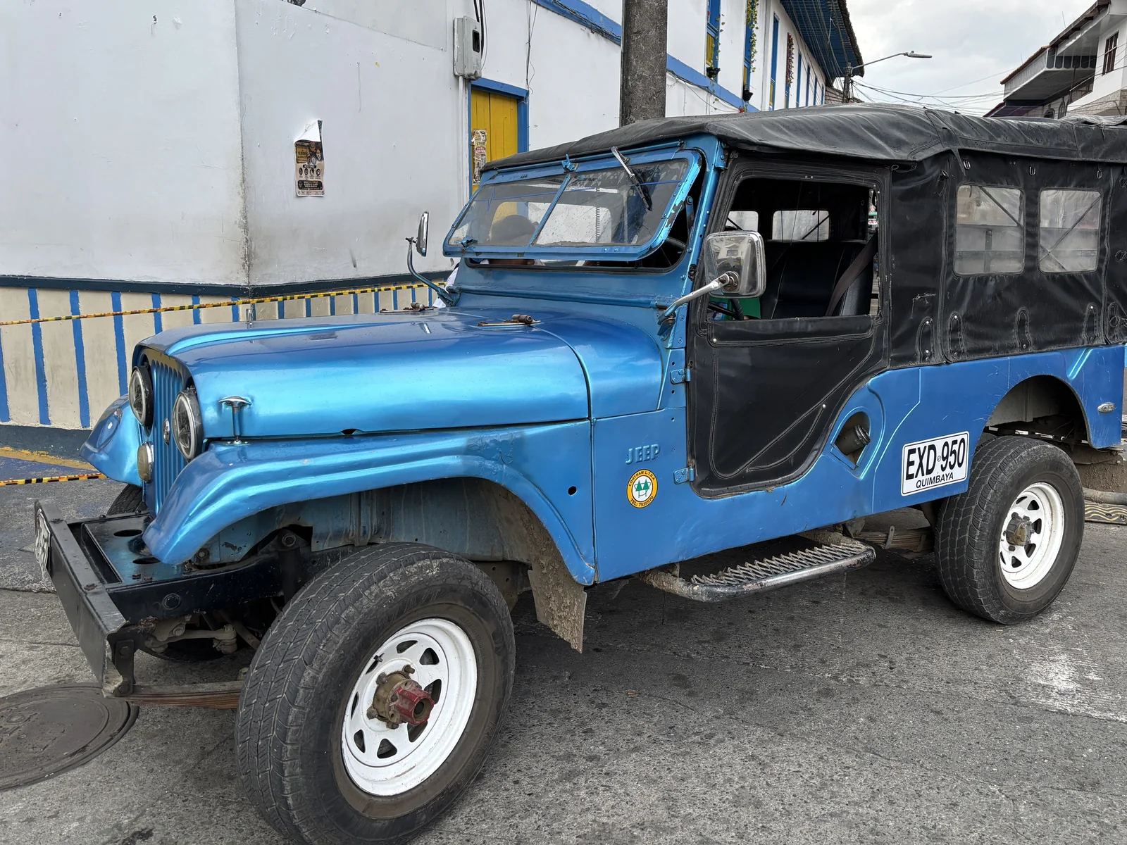 Le Willys bleu de Daniel, immatriculé à Quimbaya