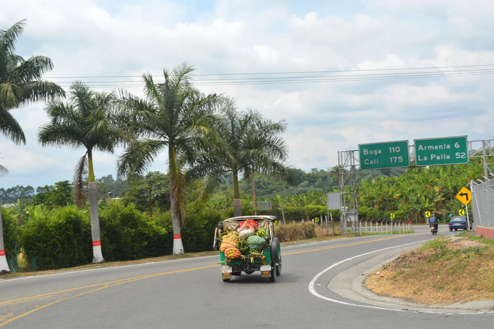 Yipao in Calarcá: a Willys loaded with fruit on the road